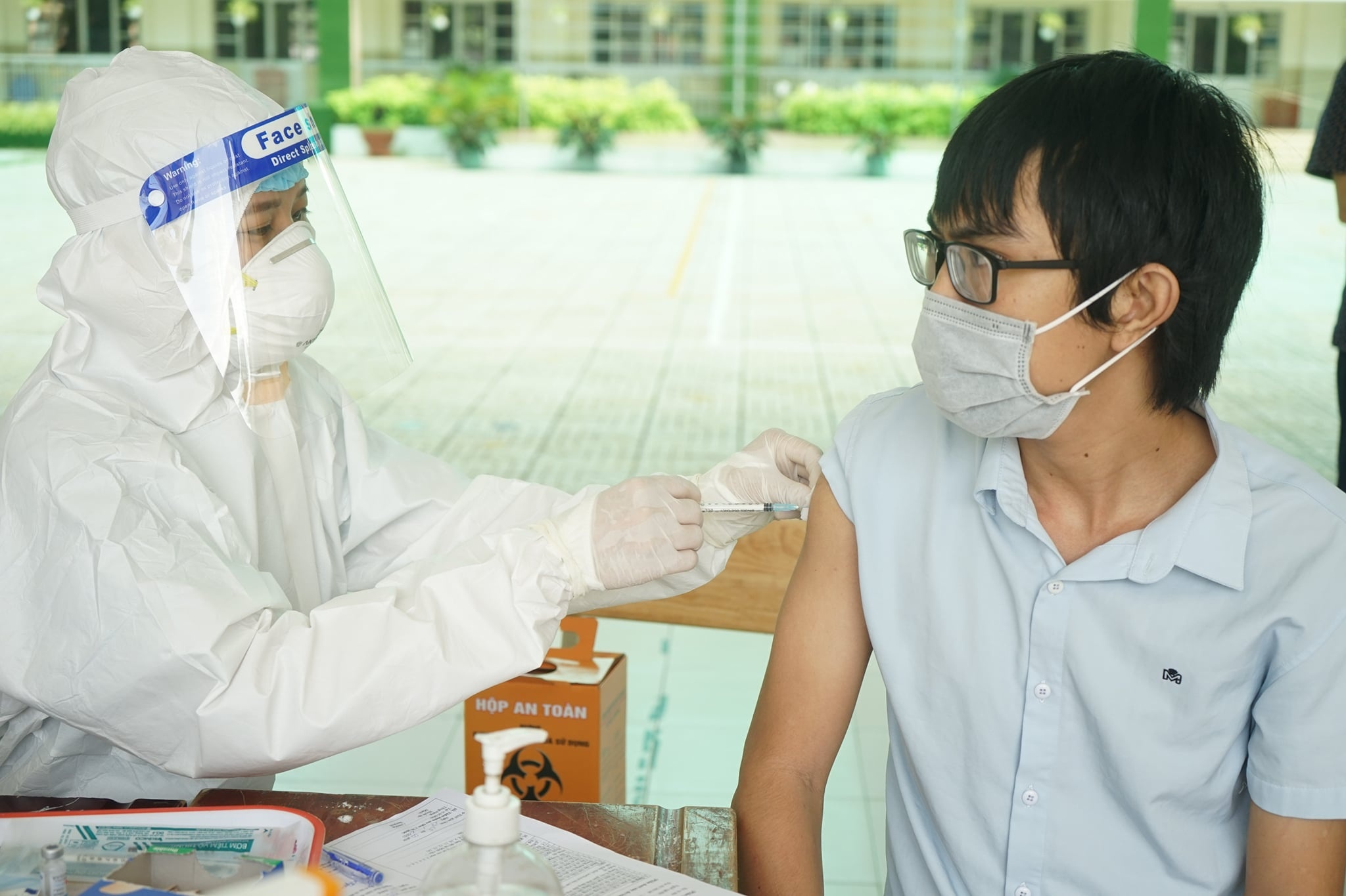 Nguoi dan TP Thu Duc xep hang cho tiem vaccine Vero Cell hinh anh