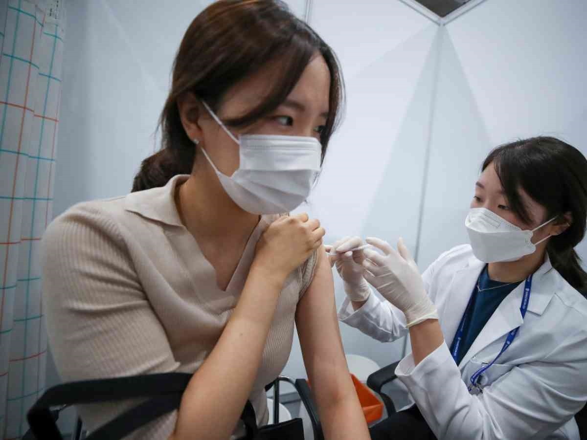 Cac quoc gia co do huyet ap truoc khi tiem vaccine Covid-19? hinh anh