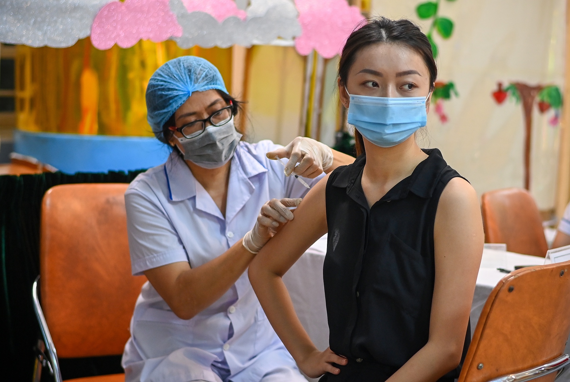 Ai duoc uu tien tiem vaccine Covid-19 o Ha Noi? hinh anh