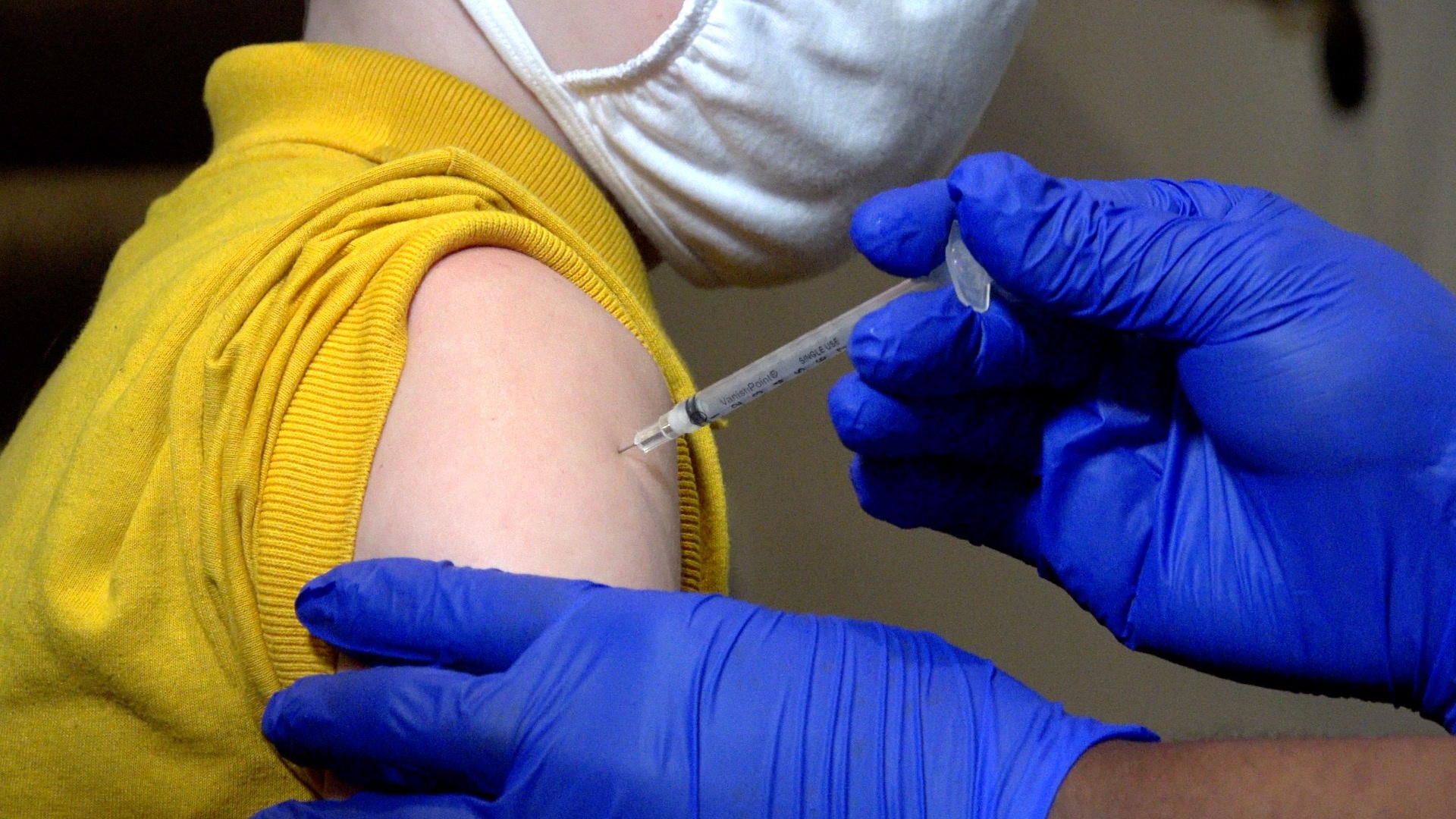 Phan ung o co the nguoi tiem hai loai vaccine Covid-19 hinh anh