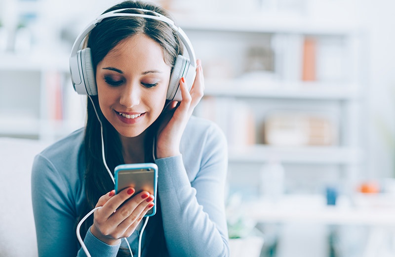 Mo long voi sach noi va sach dien tu trong mua dich hinh anh