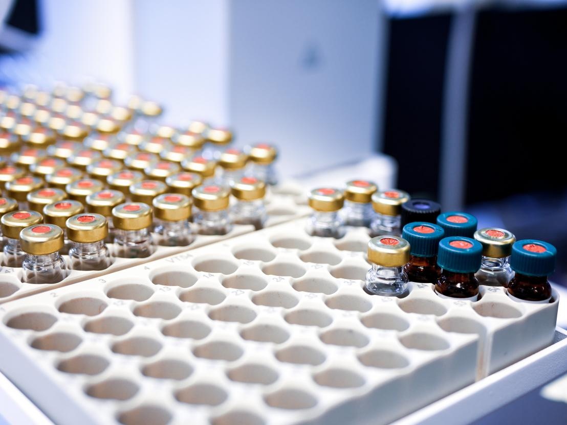 tiem tron hai loai vaccine Covid-19 anh 1