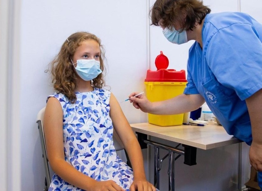 Cac nuoc tiem vaccine Covid-19 cho tre em the nao? hinh anh