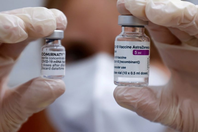 Them du lieu ve hieu qua bao ve cua vaccine Pfizer va AstraZeneca hinh anh