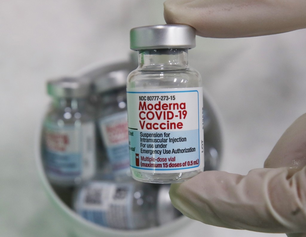 Ly do mot so nuoc ngung tiem vaccine Moderna cho nguoi duoi 30 tuoi hinh anh