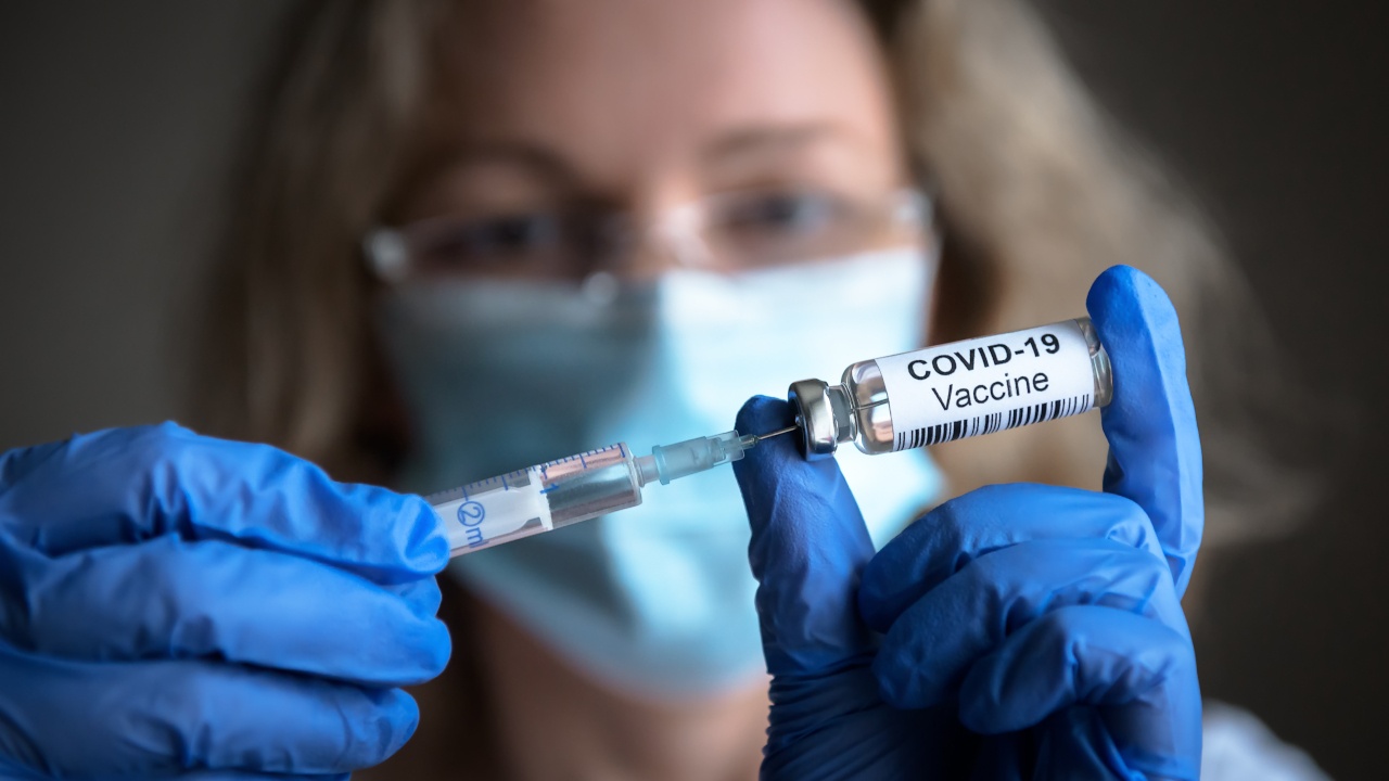 Nhom nguoi co nguy co cao mac Covid-19 du da tiem vaccine hinh anh