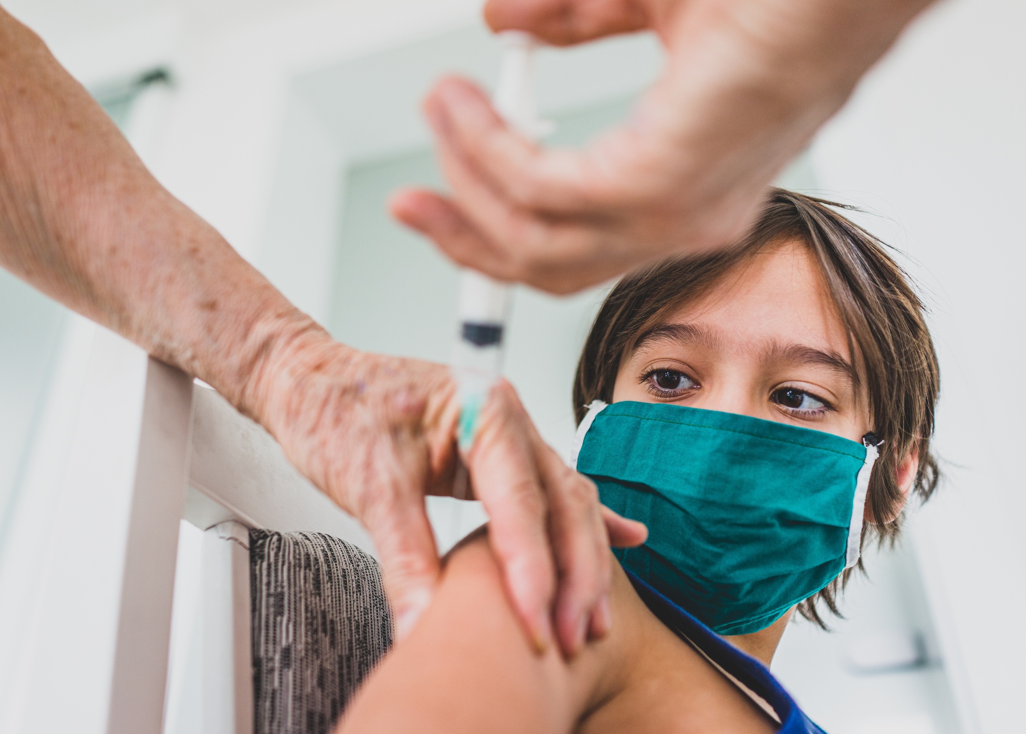 Tac dung phu tre co the gap phai khi tiem vaccine Covid-19 hinh anh