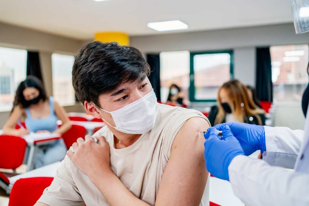 Tac dung phu tre co the gap phai khi tiem vaccine Covid-19 hinh anh