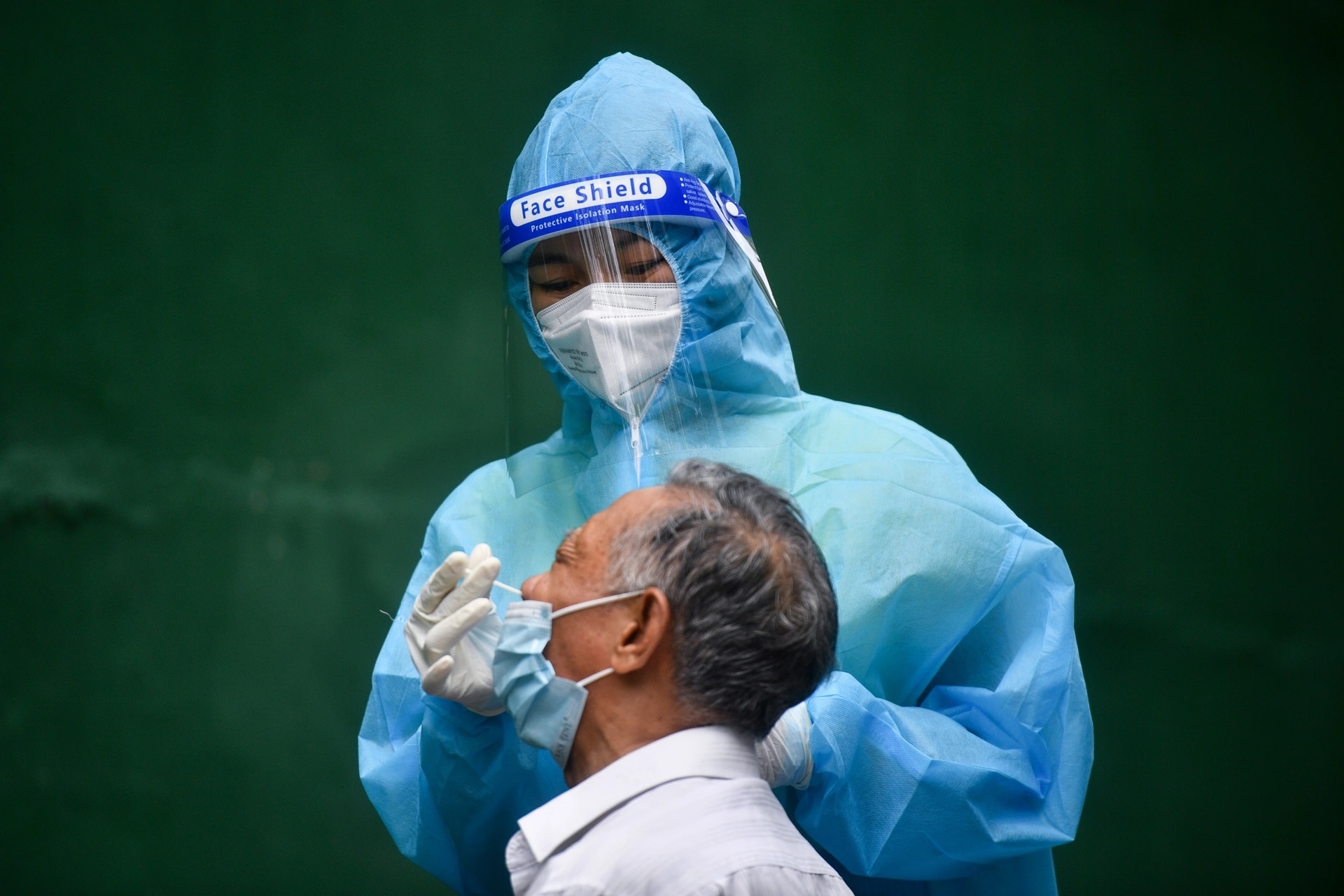 Them 5.227 ca mac Covid-19 hinh anh