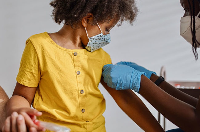 Vi sao nhieu nuoc chua tiem vaccine Covid-19 cho tre duoi 5 tuoi? hinh anh