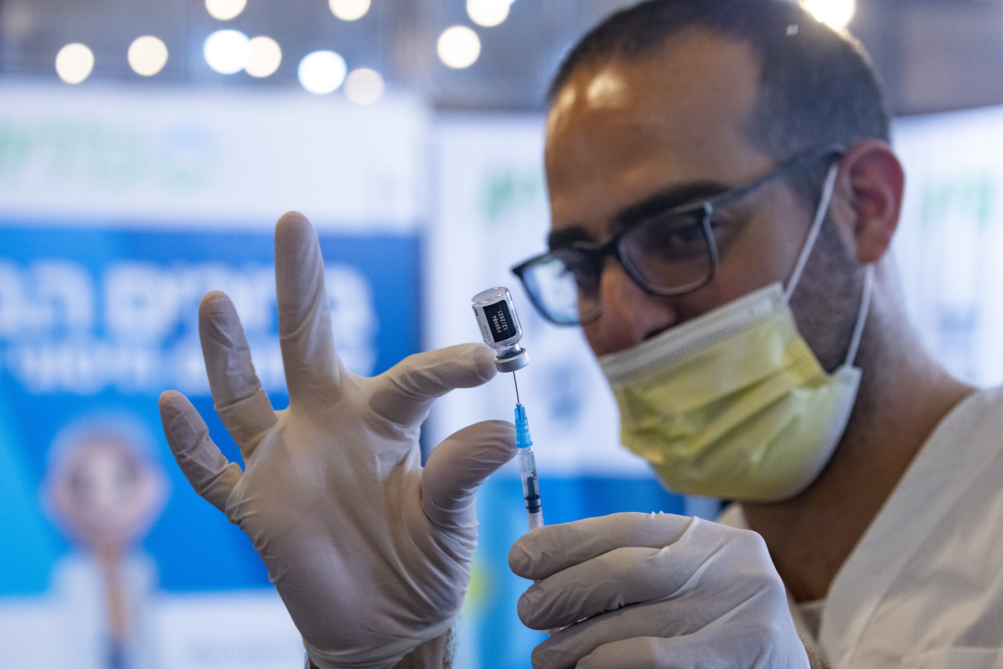 Dieu gi xay ra khi tre bi tiem nham vaccine Covid-19? hinh anh