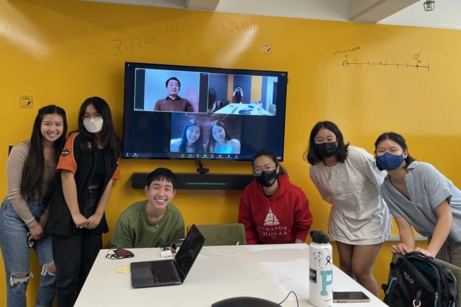 Hai dai hoc noi tieng cua My mo lop day Tieng Viet hinh anh