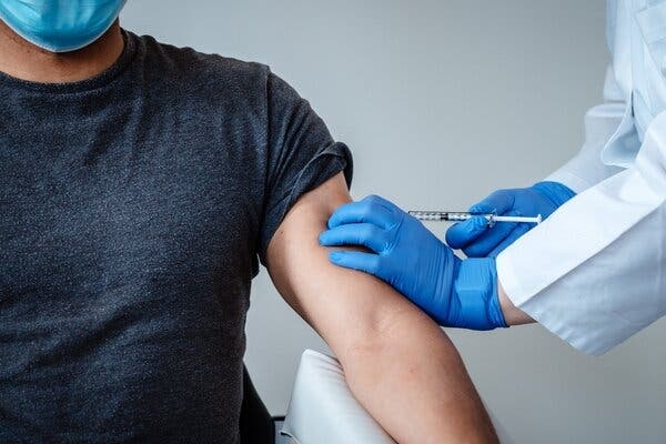 Nhom nguoi de bi suy giam khang the sau tiem vaccine Pfizer va Moderna hinh anh