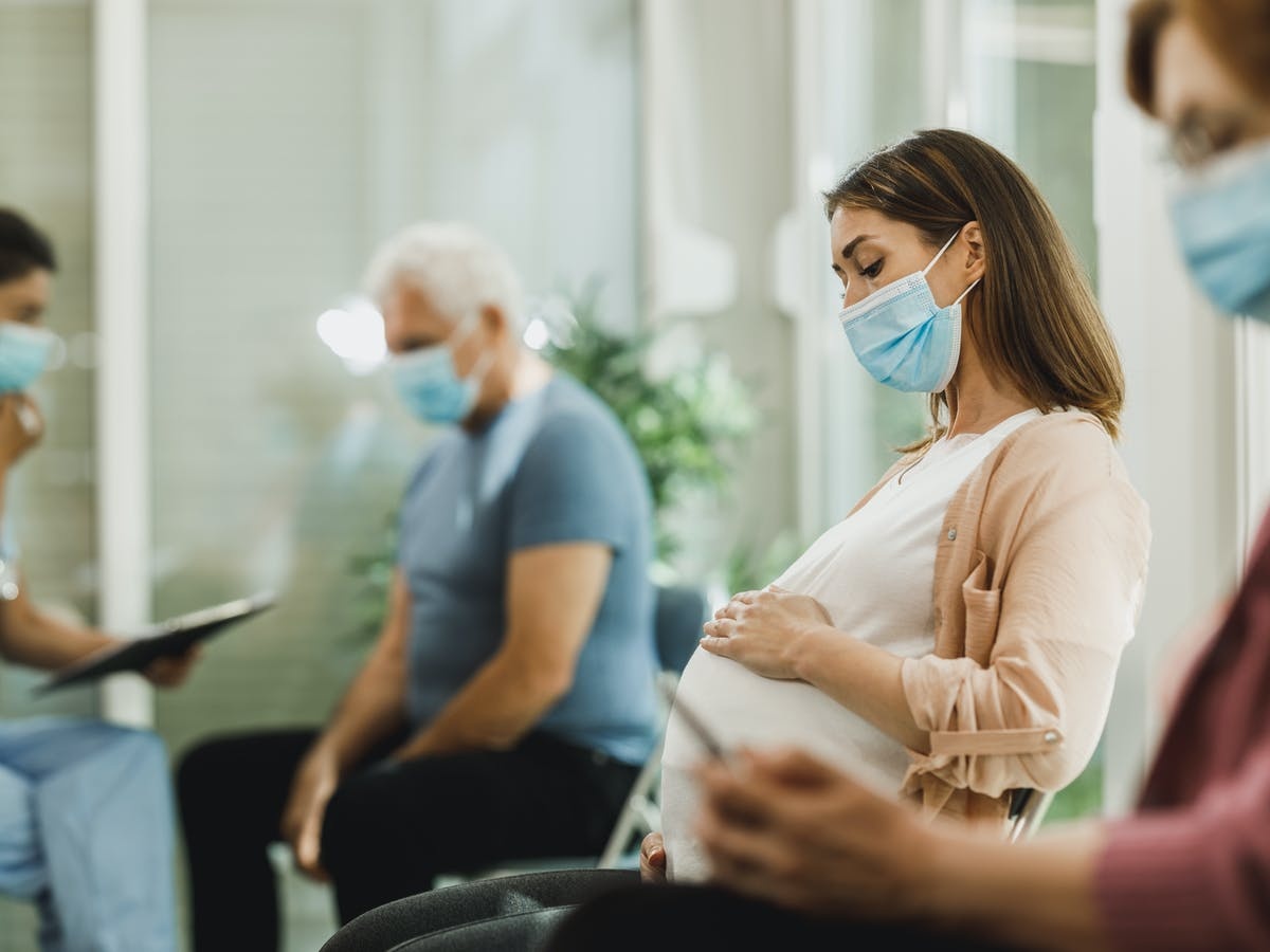 Tiem vaccine Covid-19 co anh huong kha nang mang thai? hinh anh