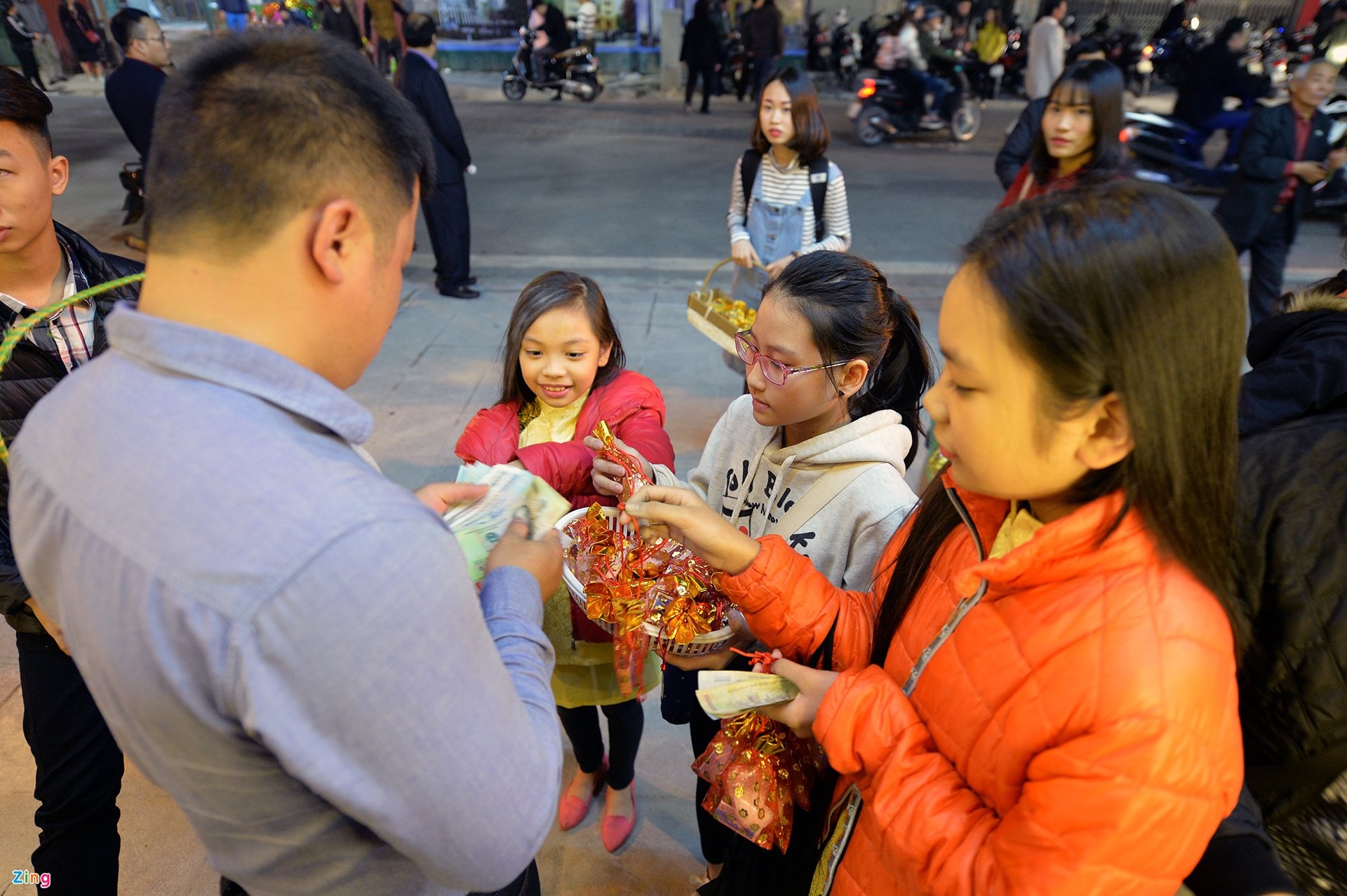 Vi sao nhieu nguoi thuong mua muoi, xin chu dau nam? hinh anh