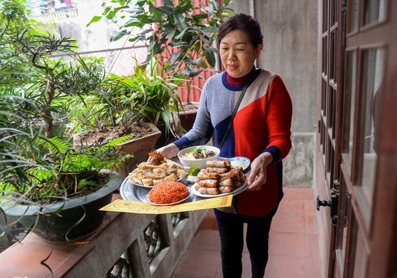 Vi sao mam cung giao thua phai dat ngoai troi? hinh anh
