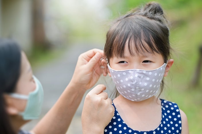 Cach bao ve tre chua duoc tiem vaccine khoi nguy co mac Covid-19 hinh anh