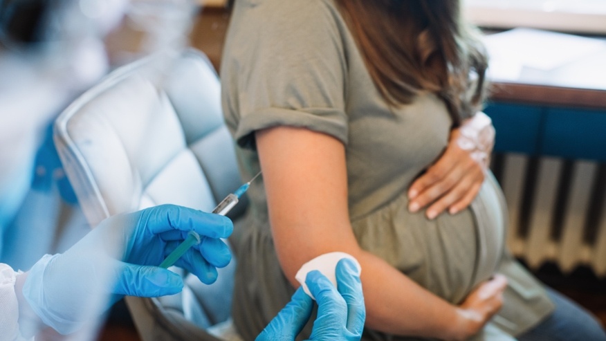 Phat hien moi ve tac dung cua vaccine Pfizer voi phu nu mang thai hinh anh