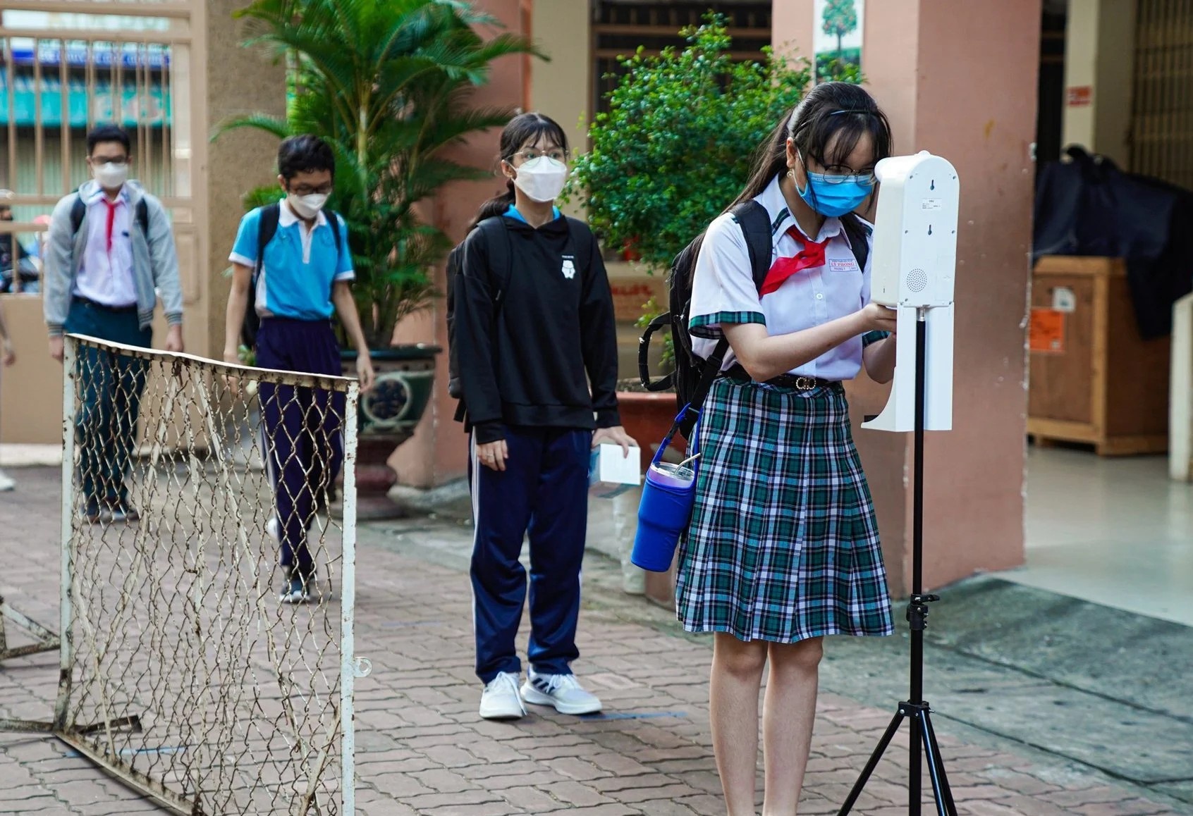 Lam gi khi co F0 trong truong hoc? hinh anh