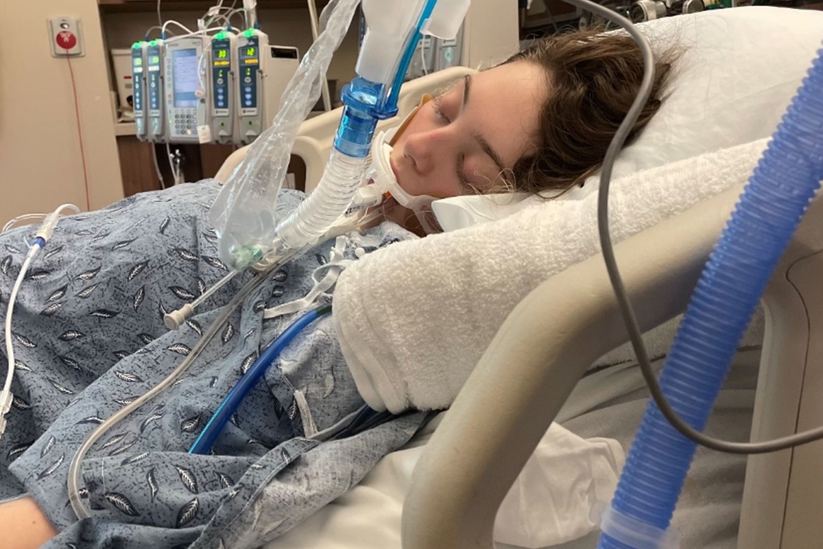 Nu sinh My suyt chet sau 4 nam hut thuoc la dien tu hinh anh