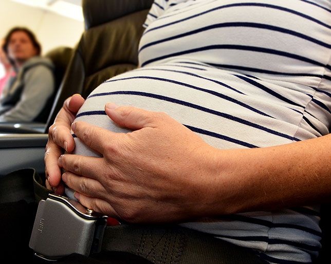 Nu hanh khach Trung Quoc sinh con o do cao 10.000 m hinh anh