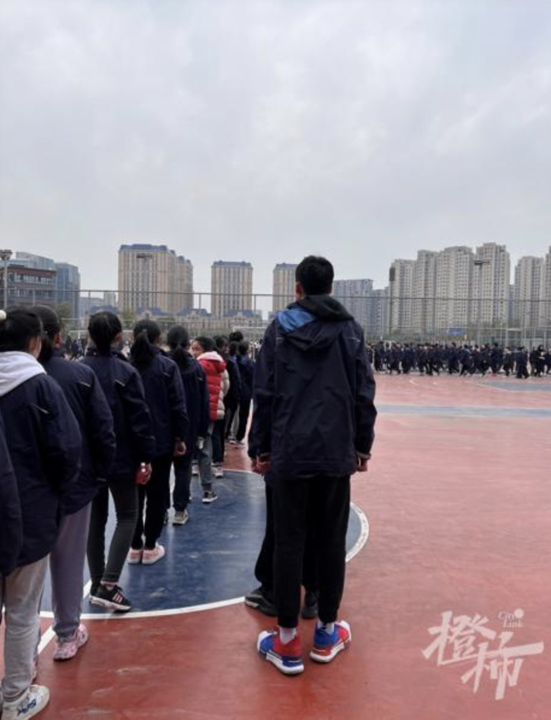 Be trai tieu hoc cao gan 2 m anh 2