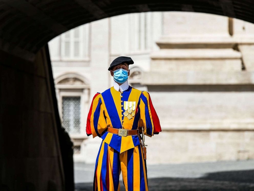 Quoc gia chi mat 15 phut de di het dien tich hinh anh