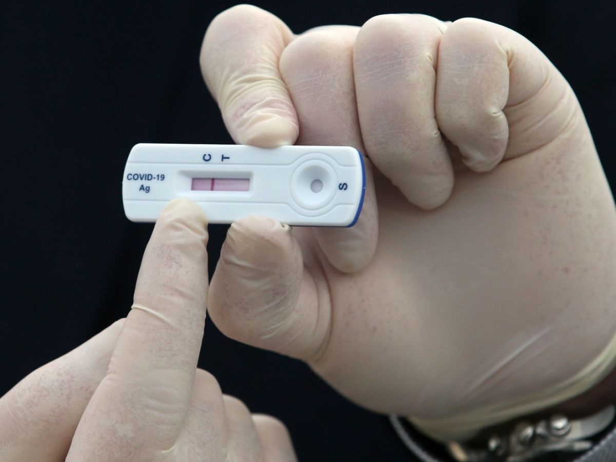 Tiep xuc F0 sau bao lau can test nhanh Covid-19? hinh anh