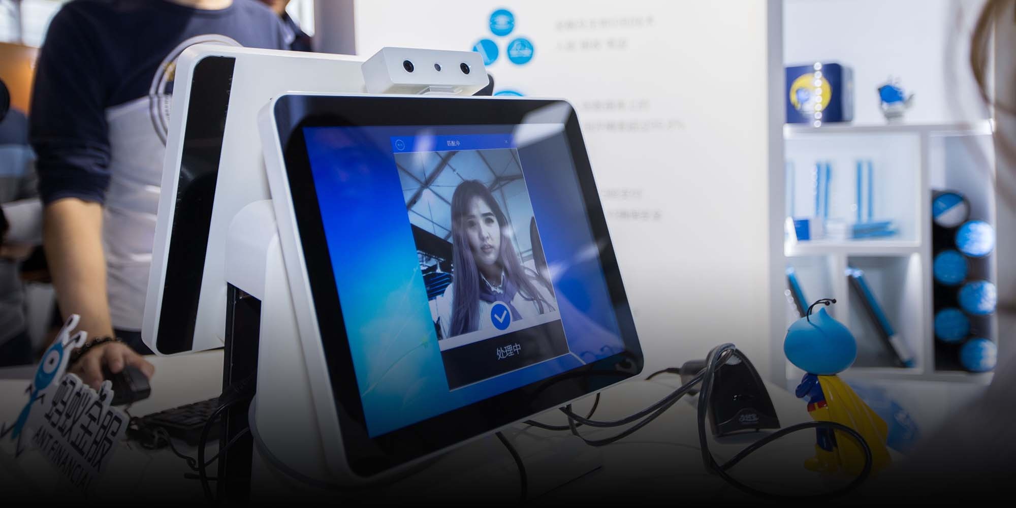 giam sat khuon mat tai truong anh 1