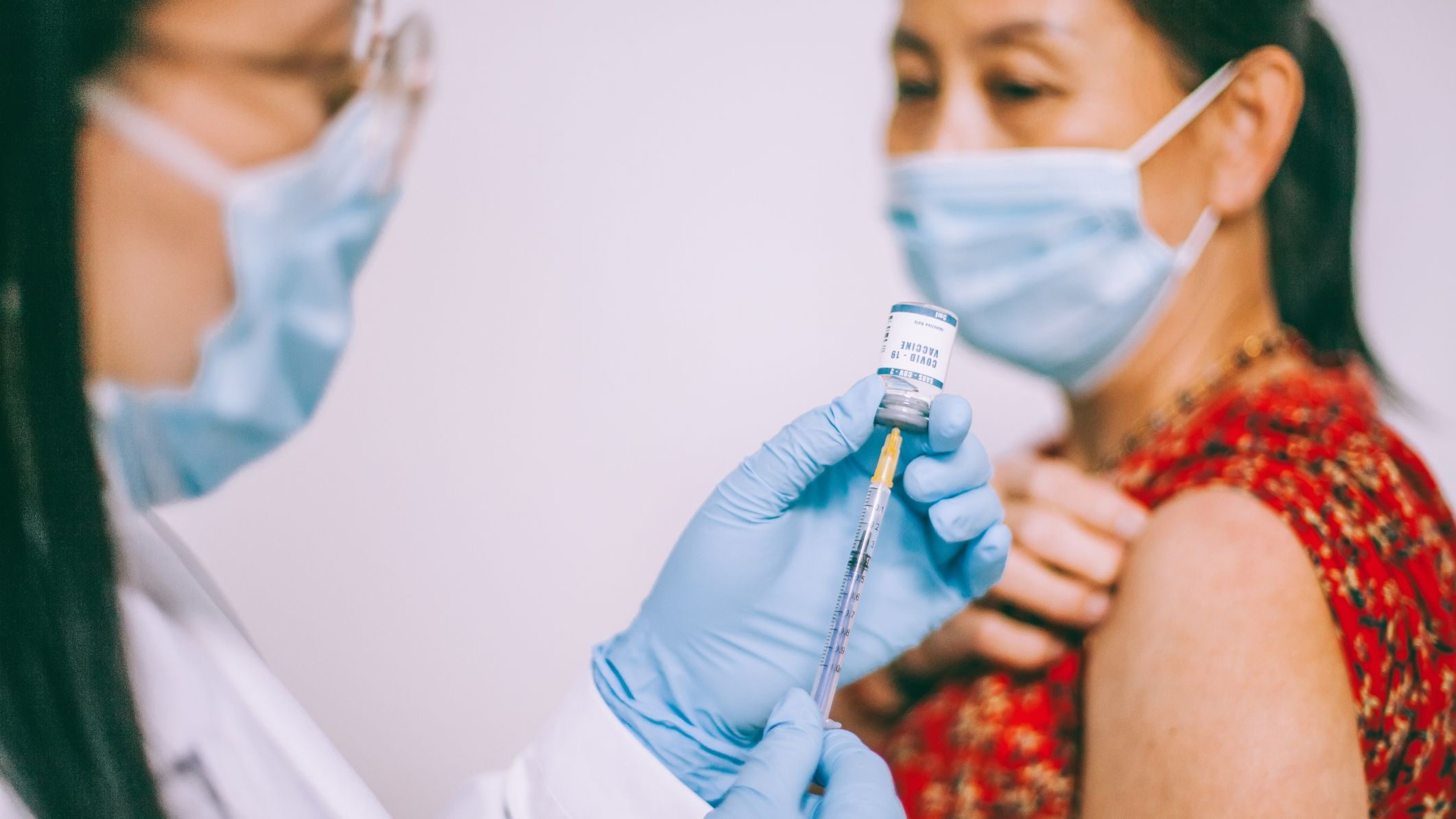 WHO: Nen tiem mui vaccine tang cuong khi Omicron lan rong hinh anh