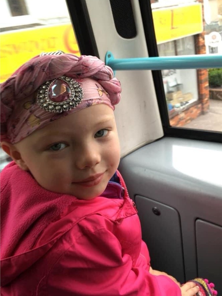 Bé gái không có tóc ảnh 3 Be gai khong co toc anh 3