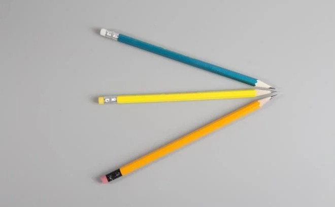 Be trai o Trung Quoc suyt phai cua tay sau khi bi but chi dam hinh anh