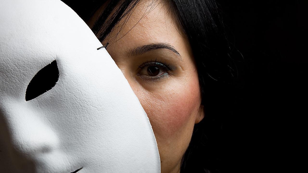 Bi an xoay quanh nguoi phu nu khong bao gio cuoi hinh anh