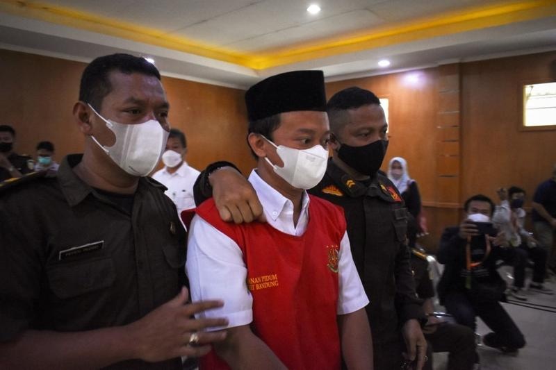 Giao vien o Indonesia bi tu hinh vi cuong buc 13 hoc sinh hinh anh