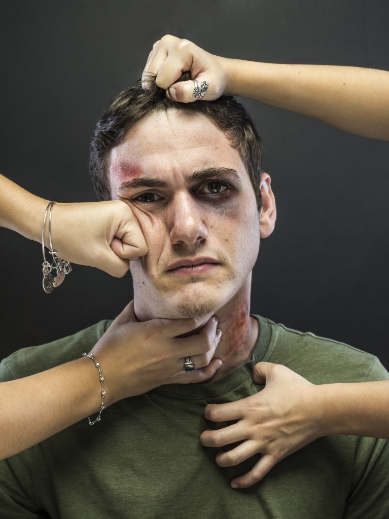 dan ong bi bao hanh gia dinh anh 4