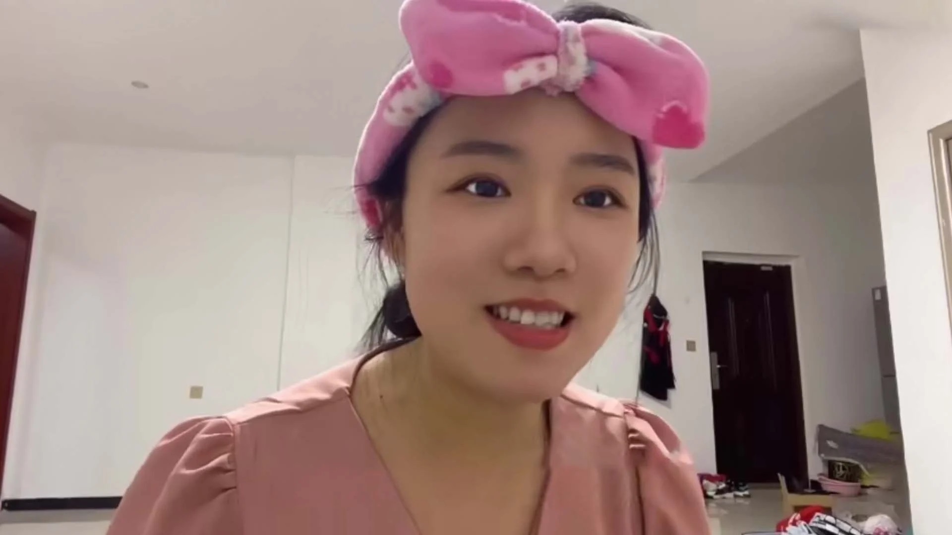 Giao vien Trung Quoc bi sa thai vi tung mac Covid-19 hinh anh