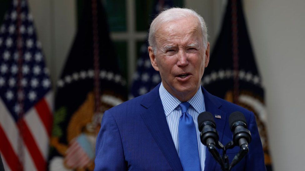 Ong Biden tuyen bo 'dai dich ket thuc' nhung thuc te van khoc liet hinh anh