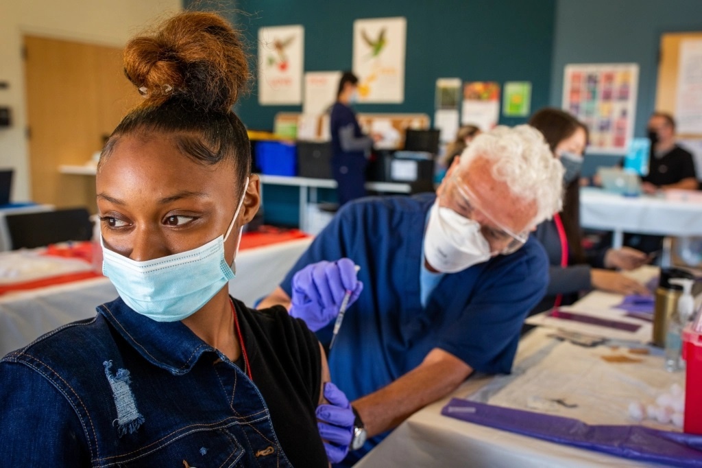 Hon 300 bien chung Covid-19 dang lay lan toan cau hinh anh