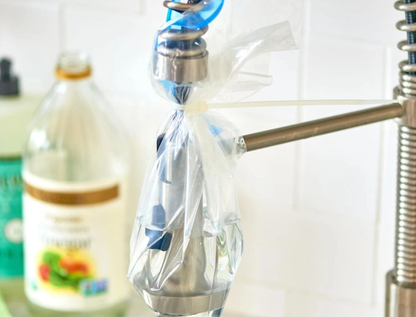 Cach loai bo can ban tren voi rua hinh anh