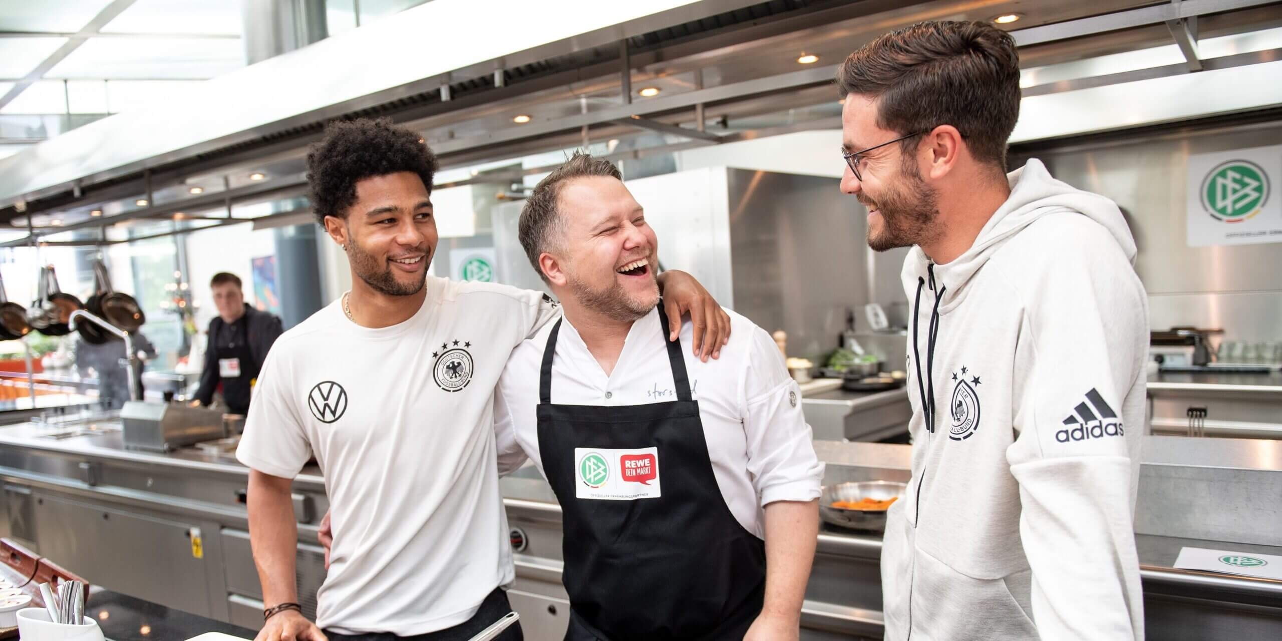 bua an cua cau thu anh 3