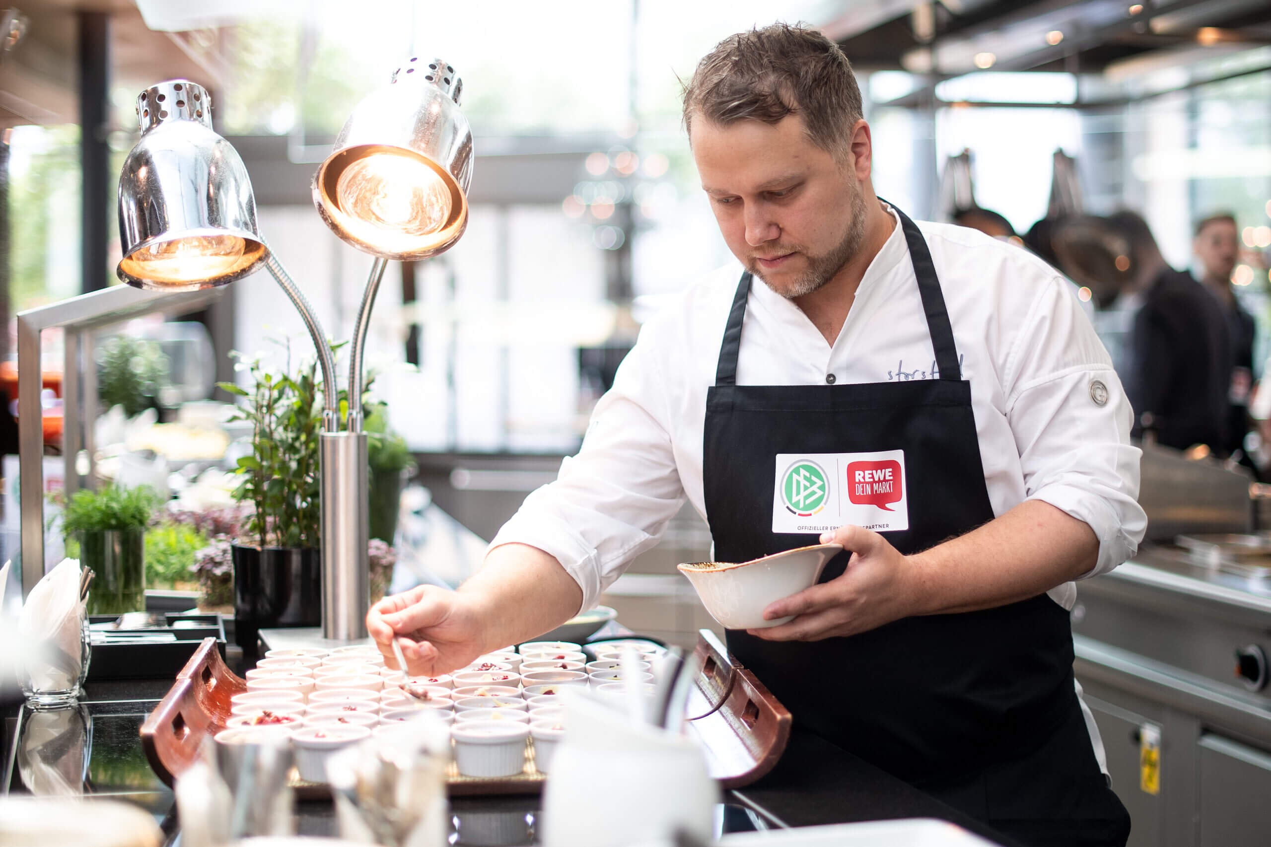 bua an cua cau thu anh 1