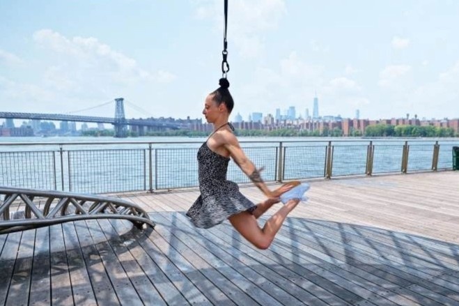 Co gai treo minh tren khong bang toc hinh anh