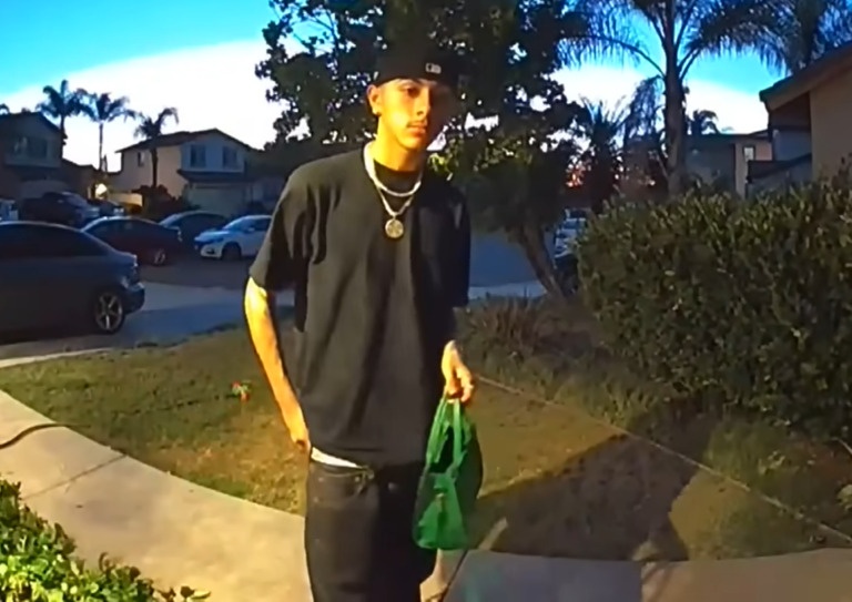 Chang trai tra lai chiec tui bi mat va nhan 3.000 USD tien thuong hinh anh