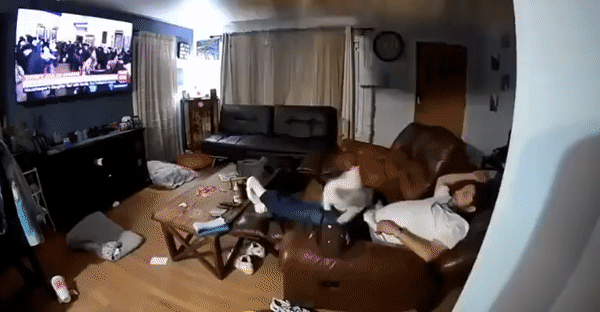 Than nhien nam xem TV khi tran nha sap hinh anh