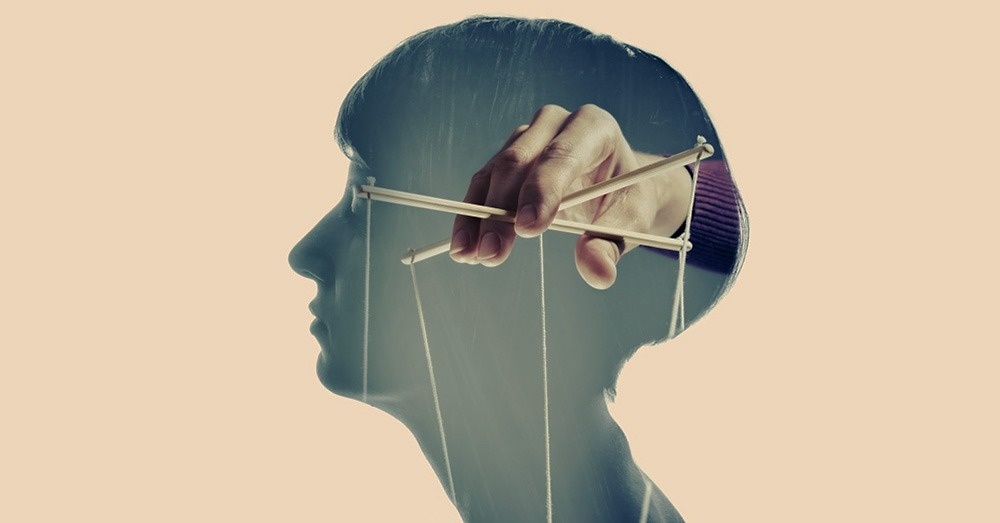 Cach nhan biet ban than co dang bi thao tung tam ly hay khong hinh anh