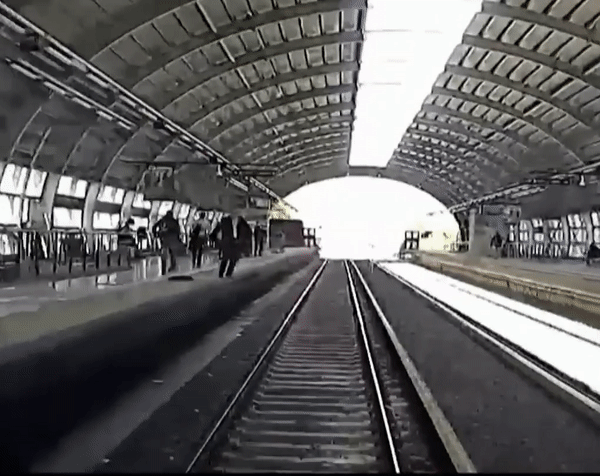 Nguoi dan ong nga xuong duong ray xe lua khi tau vua lao toi hinh anh