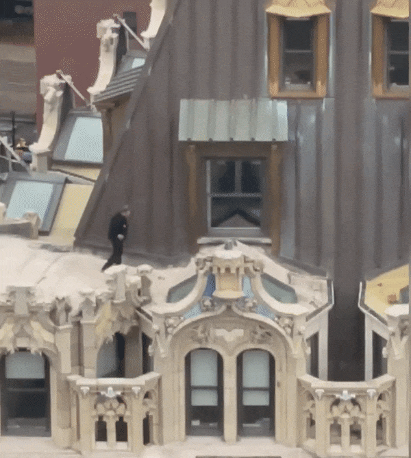 Nguoi dan ong lieu mang nhay qua nha choc troi hinh anh