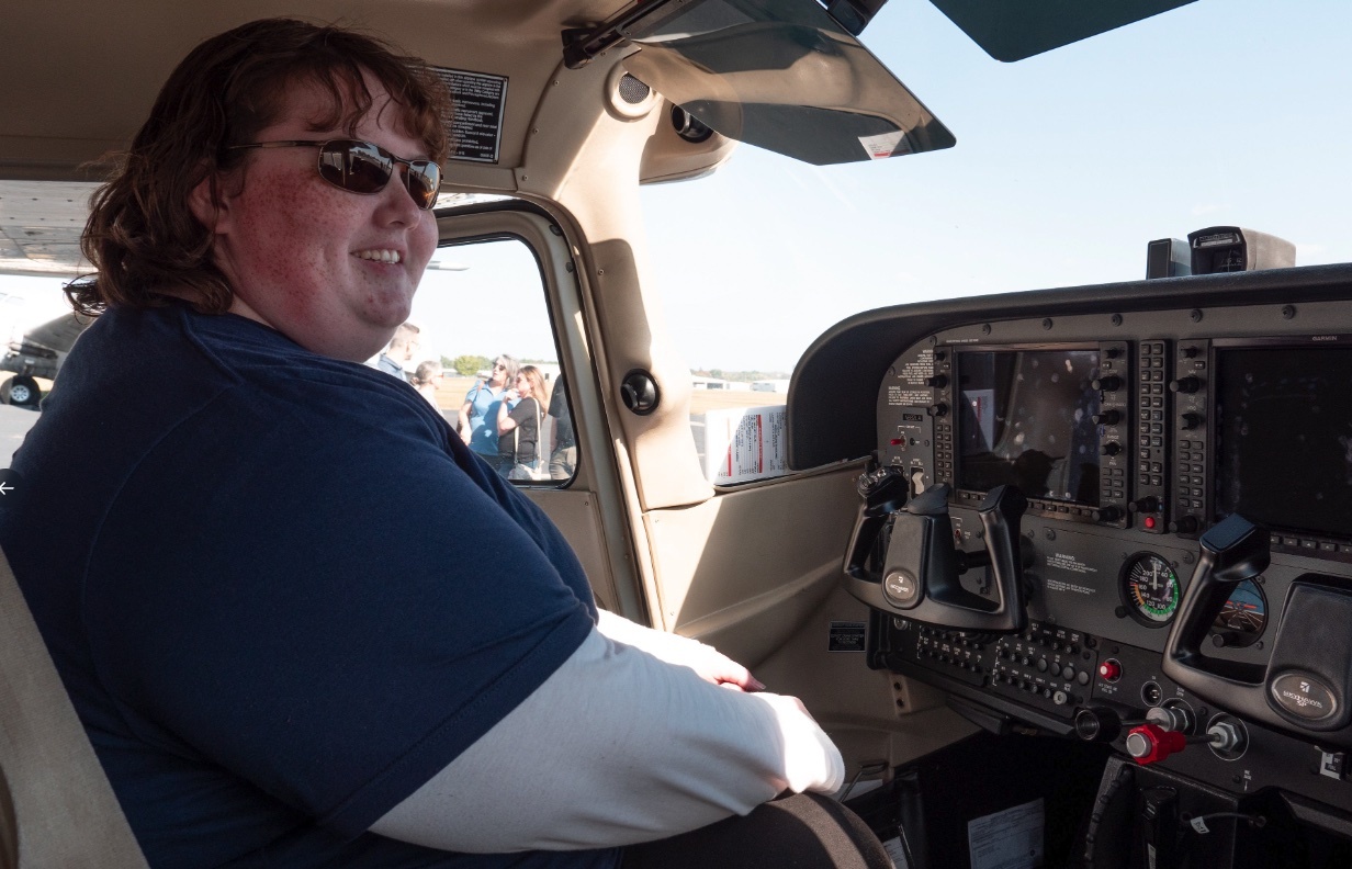 Co gai khiem thi lai may bay khap nuoc My hinh anh