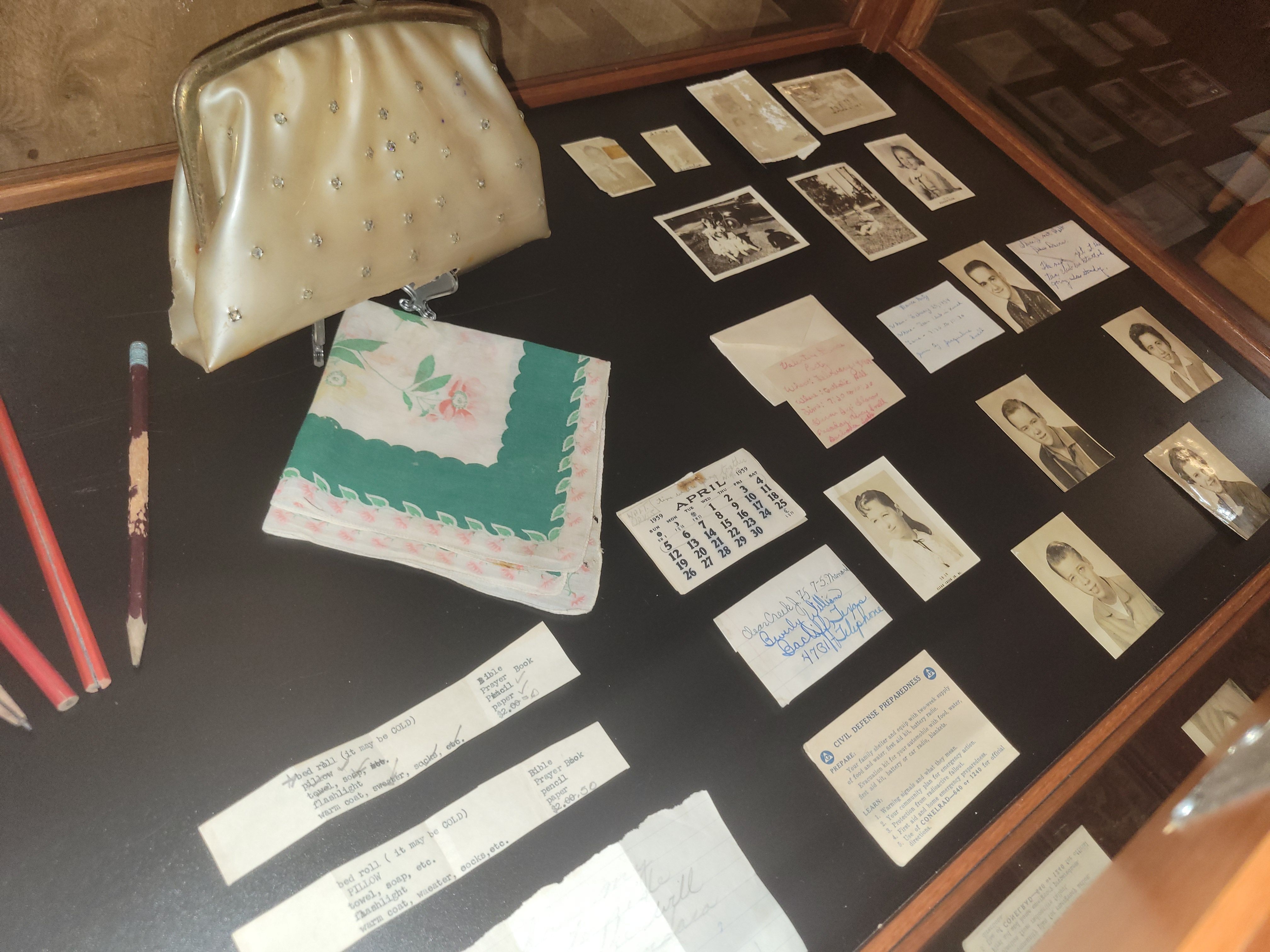 Tim thay chiec vi 63 nam tuoi o truong hoc My hinh anh