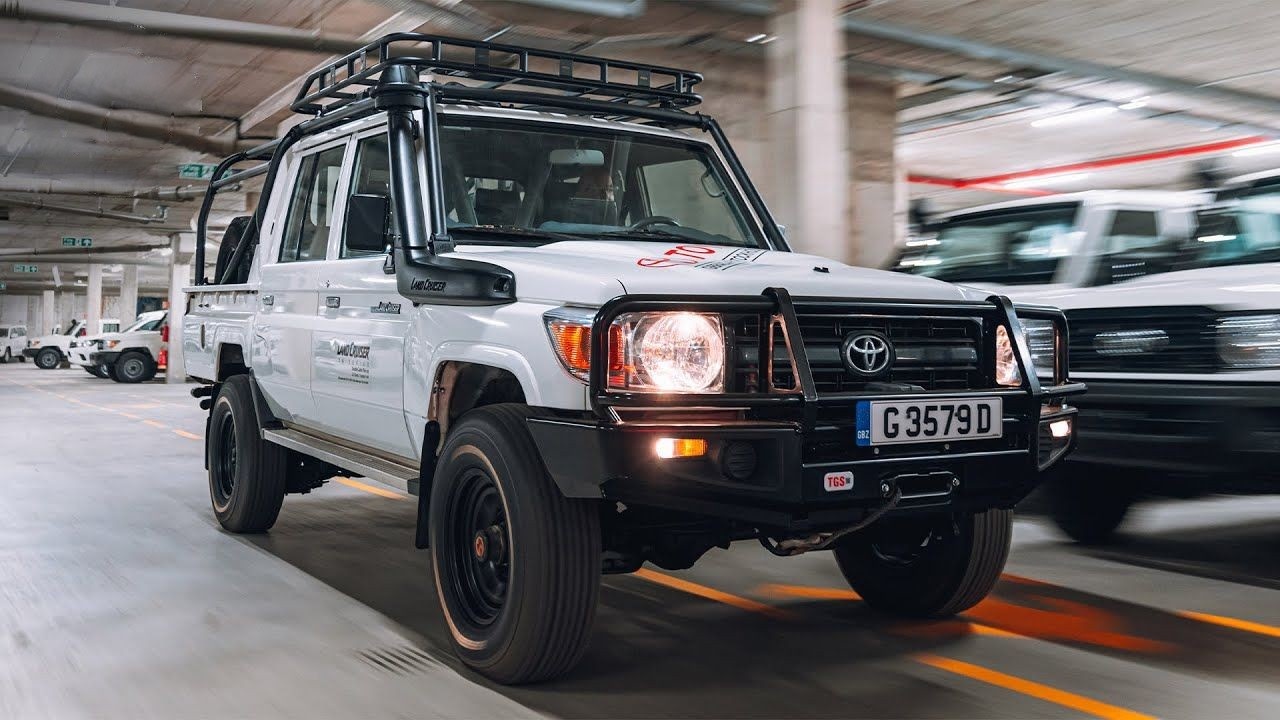 Toyota Land Cruiser phien ban xe cuu thuong hinh anh